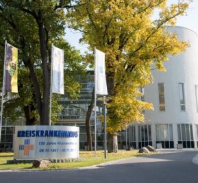 Kliniken: Corona-Lage trotz voll belegter Betten beherrschbar - Haupteingangsbereich Kreiskrankenhaus Freiberg. 