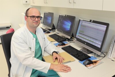 Kliniken Erlabrunn nehmen unterm Dach Schlaflabor in Betrieb - Schlafmediziner und Oberarzt Jan Vlček an einem der Überwachungsplätze, an dem die Messwerte der Patienten nachts beobachtet und für die Diagnostik dokumentiert werden.