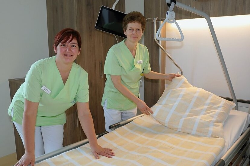 Kliniken Erlabrunn: Neue Palliativstation geht in Betrieb - Susanne Hahnel (l.) und Simone Unger, zwei der Pflegefachkräfte der Station, bereiten die Betten für die ersten Patienten vor. 