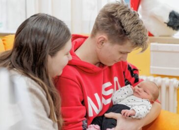 Kliniken im Erzgebirge melden 1653 Geburten - Wie viele Babys wird es 2023 im Erzgebirgsklinikum geben? Oliwia und Jeremy Grund aus Stollberg mit ihrer Tochter Letitzia, die am 21. Januar in Annaberg das Licht der Welt erblickte. 