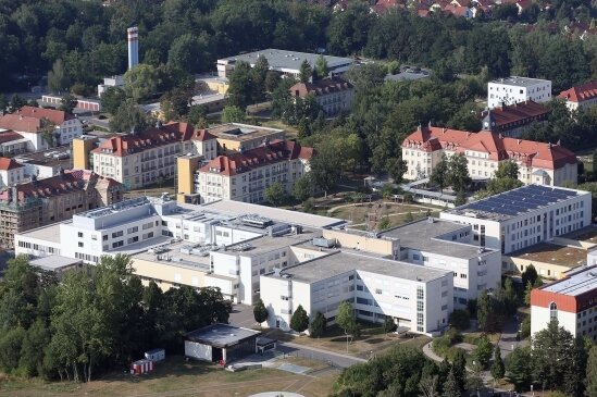 Kliniken im Landkreis kehren zum Regelbetrieb zurück - Das HBK in Zwickau musste im März erneut planbare Operationen stoppen. 