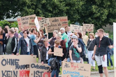 Klinikfusion im Erzgebirge: Mitarbeiter demonstrieren vor Abstimmung - 250 Mitarbeiter demonstrierten am Mittwoch in Burkhardtsdorf. 
