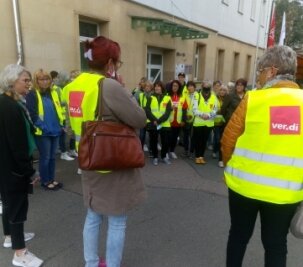 Klinikmitarbeiter halten an Streiks fest - Die Mitarbeiter der Pleißentalklinik haben ihren Streik am Mittwoch vor dem Gewerkschaftshaus in Zwickau durchgeführt. 