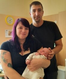 Klinikum: 300. Baby dieses Jahres geboren - Claudia Armbrust und Andreas Jost halten ihr Baby Mattheo im Arm.