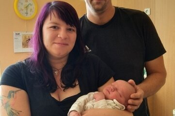 Claudia Armbrust und Andreas Jost halten ihr Baby Mattheo im Arm.