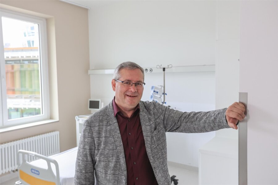 Klinikum Chemnitz: 100-Millionen-Euro-Neubau geht bald in Betrieb - Peter Schöberl in einem der neuen Patientenzimmer. Der Ingenieur ist Geschäftsführer der Service-Center Technik GmbH. Das Unternehmen ist eine Tochtergesellschaft des Klinikums Chemnitz und für deren Bauvorhaben verantwortlich.