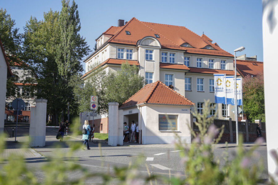 Klinikum Chemnitz erhält Plakette für Denkmalschutz - Küchwaldkrankenhaus vom Klinikum Chemnitz von außen Haupteingang an der Beyerstraße