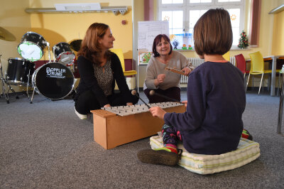 Klinikum Chemnitz eröffnet Psychosomatik-Station für Kinder - Dr. Silvia Meißner (links) und Petra Riemann bieten Musiktherapie an der neuen Station für Pädiatrische Psychosomatik an.