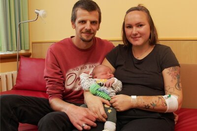 Klinikum Mittweida begrüßt das 500. Baby - Chris Ronneberger und Nicole Schülke-Ronneberger aus Striegistal mit ihrem Sohn Henric, der am Donnerstag zur Welt kam. 
