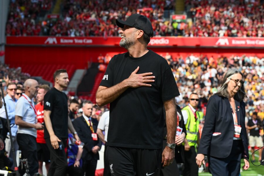 Klopp-Ära in Liverpool endet mit Sieg und großen Emotionen - Jürgen Klopp begrüßt die Fans vor seinem letzten Spiel an der Anfield Road.