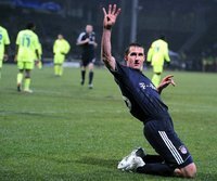 Klose und Ribery schießen Bayern zum Gruppensieg - Treffsicher: Miroslav Klose in Lyon