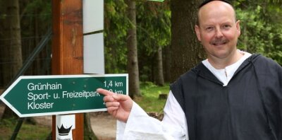 Klostergeheimnis muss wohl noch etwas wirken - Michael Lohse lädt künftig einmal im Monat als Mönch zur Themenwanderung an den Spiegelwald ein. 