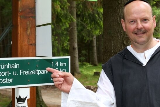 Klostergeheimnis muss wohl noch etwas wirken - Michael Lohse lädt künftig einmal im Monat als Mönch zur Themenwanderung an den Spiegelwald ein. 