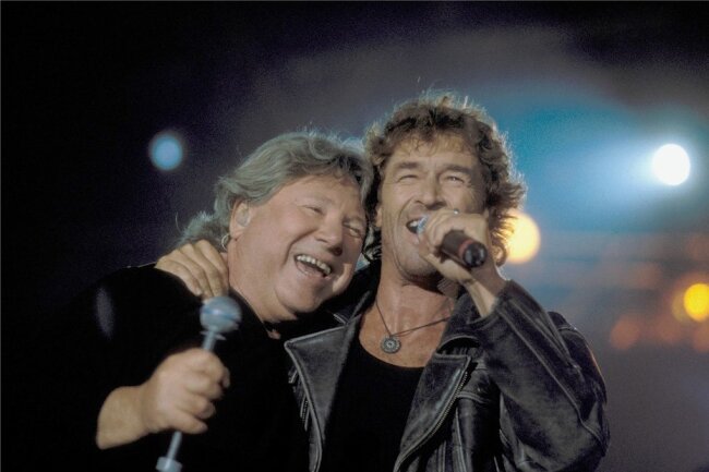 Knabbern an den Widersprüchen - Karat-Sänger Herbert Dreilich (links) und Peter Maffay singen im Jahr 2000 "Über sieben Brücken musst Du geh'n": Der West-Star hatte den 1978 von der DDR-Band veröffentlichten Song 1980 für sein zwei Millionen Mal verkauftes Album "Revanche" gecovert und damit einen Riesenhit gelandet.
