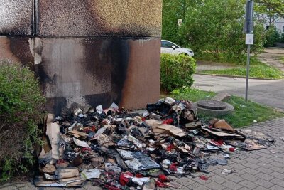 Knall reißt Anwohner aus dem Schlaf: Papiercontainer in Zwickau abgebrannt - Schwarz verrußte Hauswand und verbrannte Überreste: So sah es am Sonntagmorgen am Alten Steinweg in Zwickau aus.