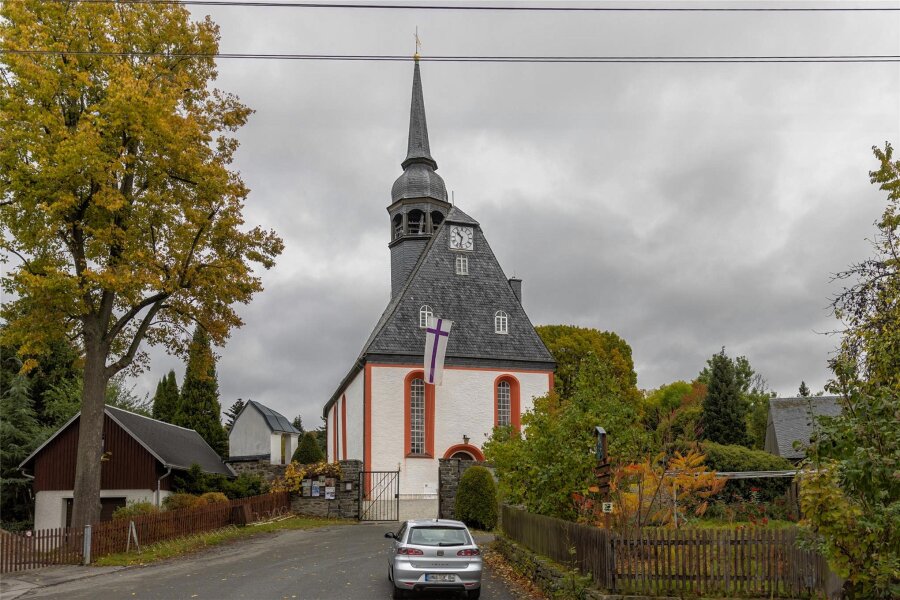 „Knallvergnügte“ Gemeindefete: Königswalder feiern 500. Kirchengeburtstag - Wo heute die Sankt Trinitatiskirche steht, ist vor 500 Jahren die erste Kirche in Königswalde geweiht worden.