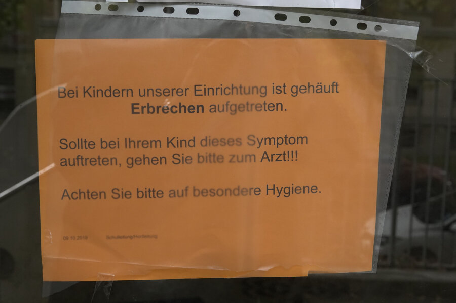 Knapp 100 Schüler leiden an Durchfall - Schule in Chemnitz geschlossen - Hinweiszettel an der ...