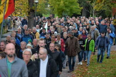 Knapp 1000 Leute bei unangemeldetem Protestzug durch Freiberg - 
