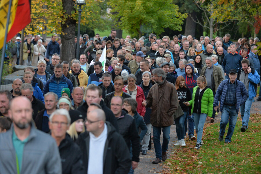 Knapp 1000 Leute bei unangemeldetem Protestzug durch Freiberg - 