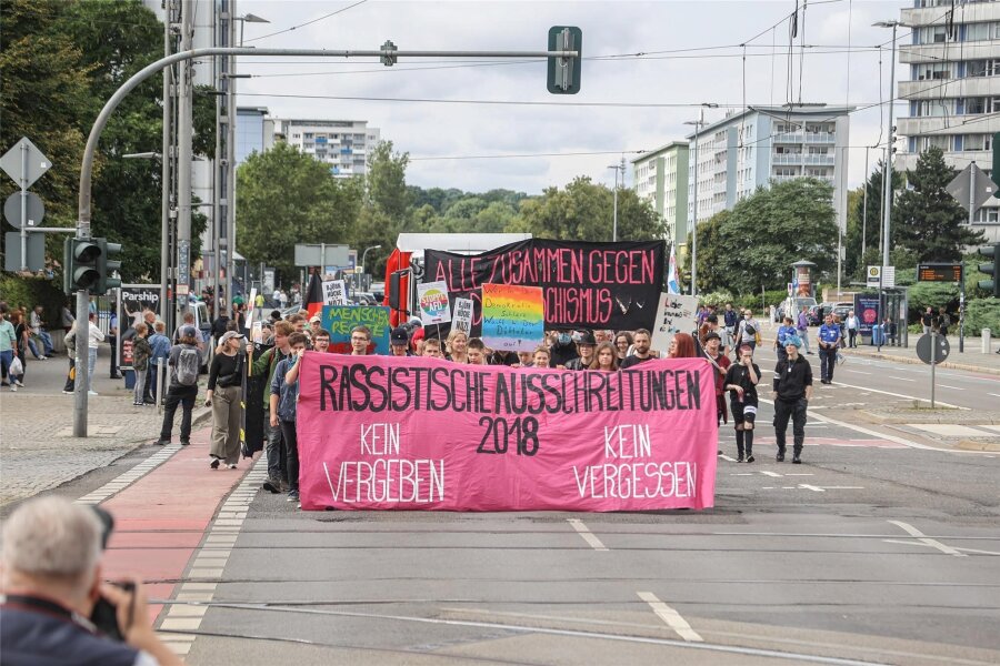 Knapp 600 Menschen demonstrieren in Chemnitz gegen Rassismus - An der Demonstration gegen Rassismus und in Erinnerung an die rechten Ausschreitungen 2018 beteiligten sich am Samstagnachmittag in der Innenstadt mehr als 500 Teilnehmer.