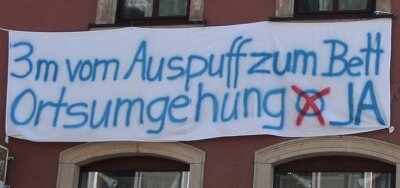 Mit Transparenten an den Häuserfassaden haben Anwohner der Annaberger Straße (B 95) für die Ortsumgehung demonstriert. 