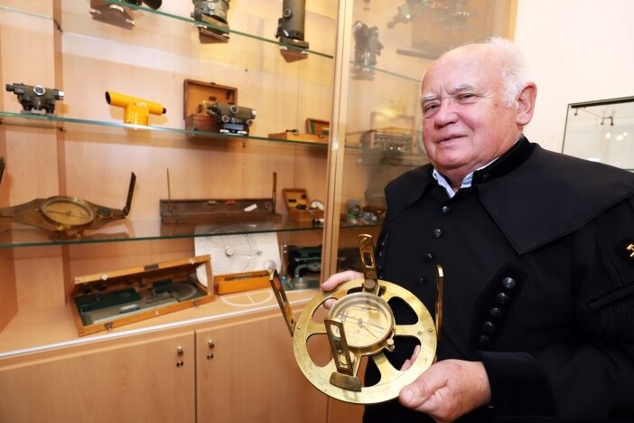 Knappschaftsregal füllt sich mit historischen Messgeräten - Jörgen Schütze hat Teile seiner Sammlung historischer Messgeräte der Historischen Freiberger Berg- und Hüttenknappschaft übergeben.