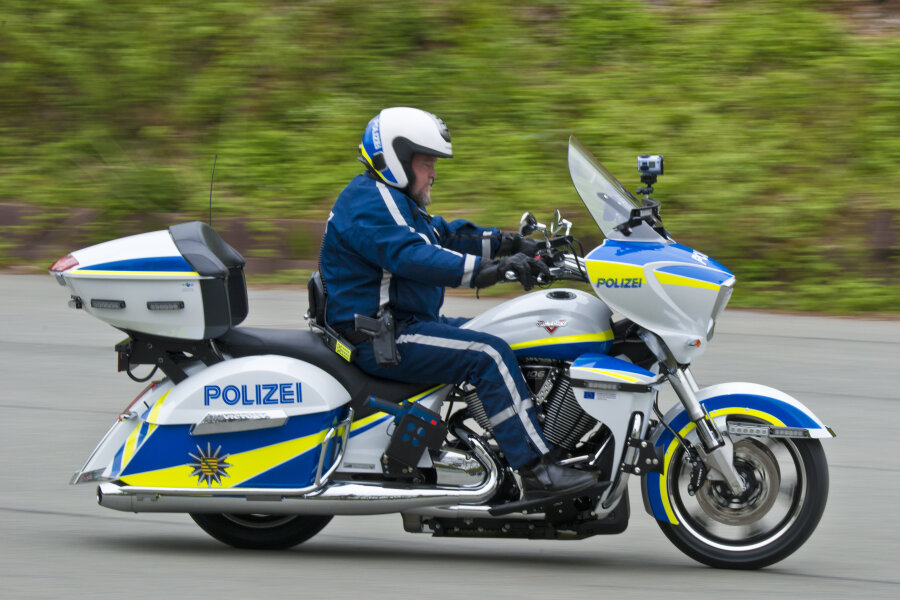 Knatsch um vier neue Super-Motorräder der Polizei - Eines der vier neuen "Victory Cross Country Tour"-Motorräder, mit denen die Polizei nun vor allem im Grenzraum mobiler sein will.