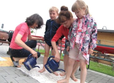 Knieguss bringt Kinder in Schwung - Sabine Steudten, Ryan, Ulrike Sternberg und Elli (v. l.) führen den Knieguss aus.