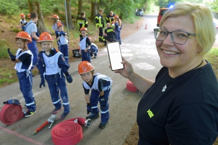 Die Kinder- und Jugendfeuerwehr von Tannenberg probt für den Kreisleistungsvergleich. Jugendfeuerwehrwartin Miriam Hertwig nimmt die Laufzeit der Gruppenstafette auf. 