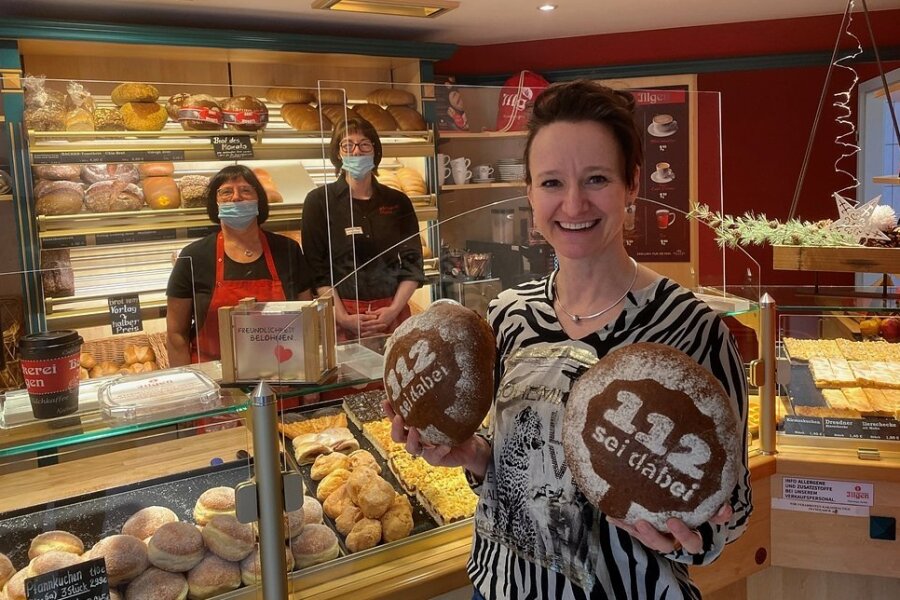 Knusprige Aktion für die Jugendfeuerwehr Großschirma - Geschäftsführerin Peggy Illgen (vorn) und die beiden Mitarbeiterinnen Melanie Wildfeuer und Evelin Winkler (l.) im Großschirmaer Geschäft der Bäckerei Illgen. In den Läden der Traditionsbäckerei wird im März  die "Florianskruste" verkauft. 