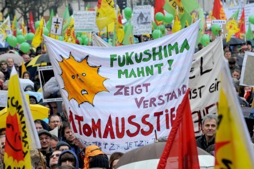 Koalition: Atomdebatte verantwortlich für Wahldebakel - Die Ereignisse um das havarierte japanische Atomkraftwerk Fukushima haben den Ausgang der Landtagswahlen nach Einschätzung der Berliner Regierungskoalition maßgeblich beeinflusst. Das Foto zeigt die Anti-Atom-Demo am Samstag in München.