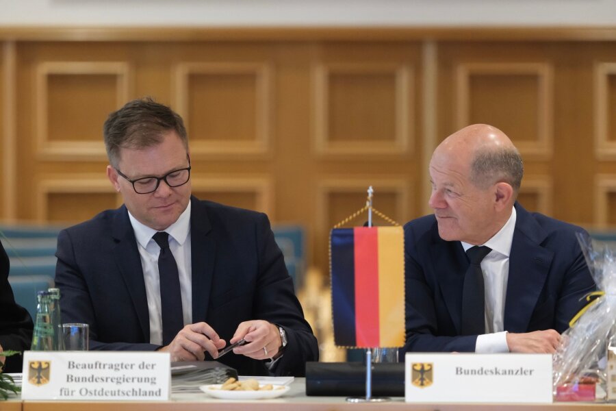 Koalition mit BSW? Umfragehoch heizt Debatte an - Olaf Scholz (SPD, r), Bundeskanzler, und Carsten Schneider (SPD), Ostbeauftragter der Bundesregierung.
