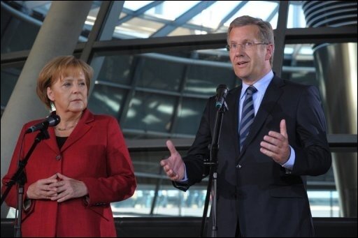 Der niedersächsische Ministerpräsident Christian Wulff (CDU) soll neuer Bundespräsident werden: Bundeskanzlerin Angela Merkel (CDU) stellte den 50-Jährigen als gemeinsamen Kandidaten von CDU, CSU und FDP vor.