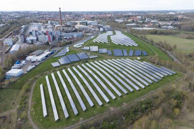 Koalition verspielt Chance für deutsche Solarindustrie - Solarpanele auf einem Solarfeld vor dem Werk des Solarunternehmens Meyer Burger.