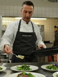 "Kochen ist Leistungssport" - Wenn schon Gemüse, dann mit Beilage: Der Brandenburger Chefkoch Matthias Kleber garniert einen Salat mit gebratener Forelle.