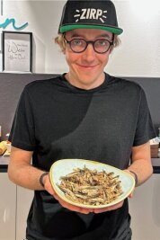 Kochen mit Grillen und Würmern - Die Zutat für einen gesunden Snack: Zirp-Insects-Gründer Christoph Thomann empfiehlt, die Insekten in Salz in der Pfanne zu rösten. Dann werden sie schön knusprig. 