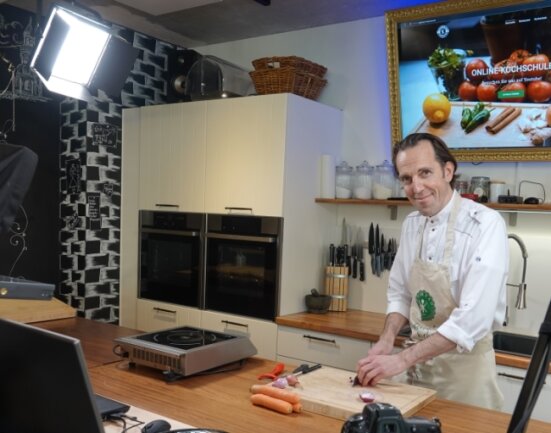 Kochkunst via Internet: Zwickauer Koch geht online - Dank moderner Technik kommt Matthias Werler zu seinen Kochschülern ins Haus. Die Online-Schule soll jetzt regelmäßig stattfinden. 