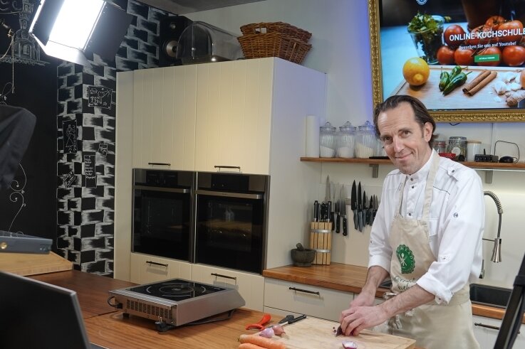 Dank moderner Technik kommt Matthias Werler zu seinen Kochschülern ins Haus. Die Online-Schule soll jetzt regelmäßig stattfinden. 