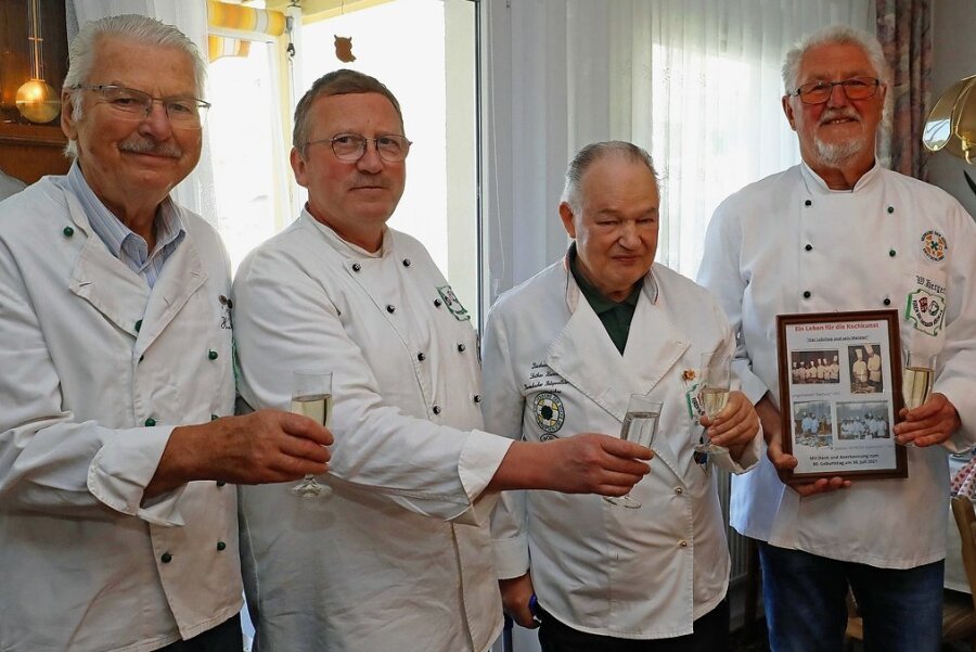 Köche gratulieren Crimmitschauer zum "Leben für die Kochkunst" - Ein Gläschen Sekt zum 80.: Jubilar Lothar Heimann (2. v. r.) stößt mit Helmut Berge, Maik Arnold und Werner Hergert (von links) vom Verein der Zwickauer Köche an.
