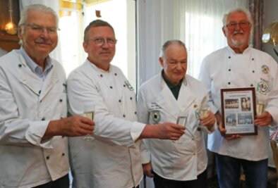 Köche gratulieren zum "Leben für die Kochkunst" - Ein Gläschen Sekt zum 80.: Jubilar Lothar Heimann (2. v. r.) stößt mit Helmut Berge, Maik Arnold und Werner Hergert (von links) vom Verein der Zwickauer Köche an.