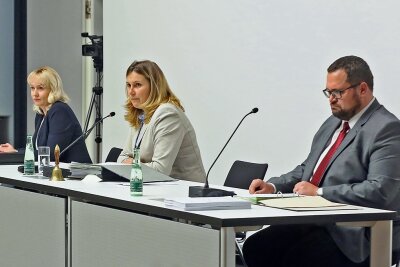 Köhler-Nachfolge: Stadt Zwickau senkt Ansprüche an neuen Baubürgermeister - Noch ist unklar, wer auf dem Platz von Kathrin Köhler (links, CDU) neben OB Arndt (BfZ) und Finanzbürgermeister Lasch (SPD) landet. 
