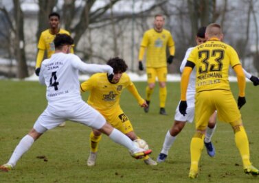 Köhlers Team will Lok bremsen - Mit 5:1 hat vor zwei Wochen der VfB Auerbach sein Testspiel gegen den FC Carl Zeiss Jena II gewonnen. Im Bild duellieren sich der Jenaer Rojan Sabiras (Nr. 4) und Auerbachs Sarwar Osse um den Ball.