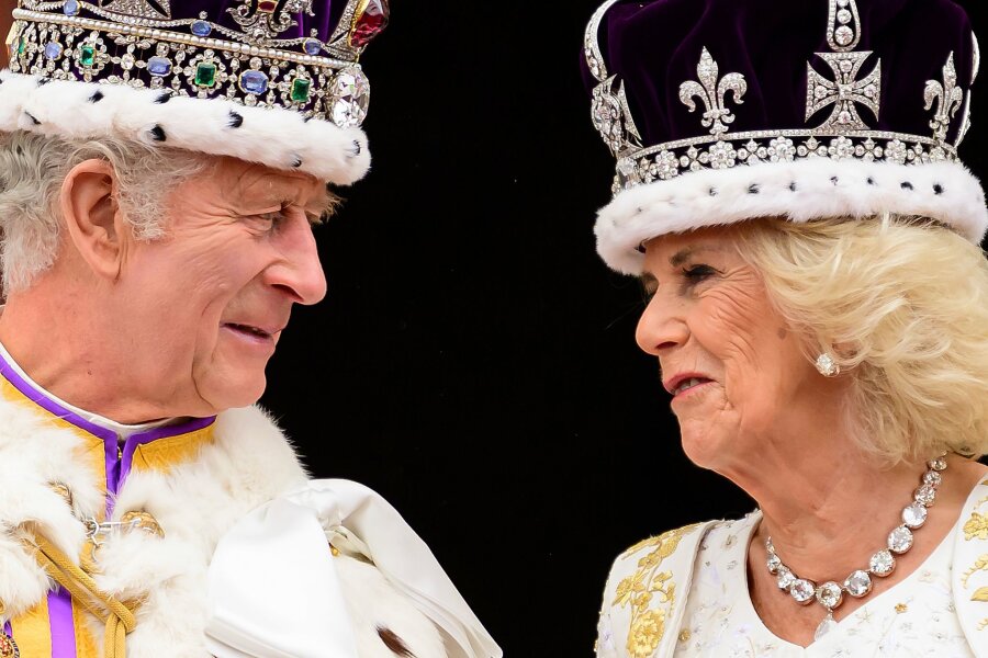 Königin Camilla verzichtet auf neue Pelze - König Charles III. und Königin Camilla  nach ihrer Krönung auf dem Balkon des Buckingham-Palastes.