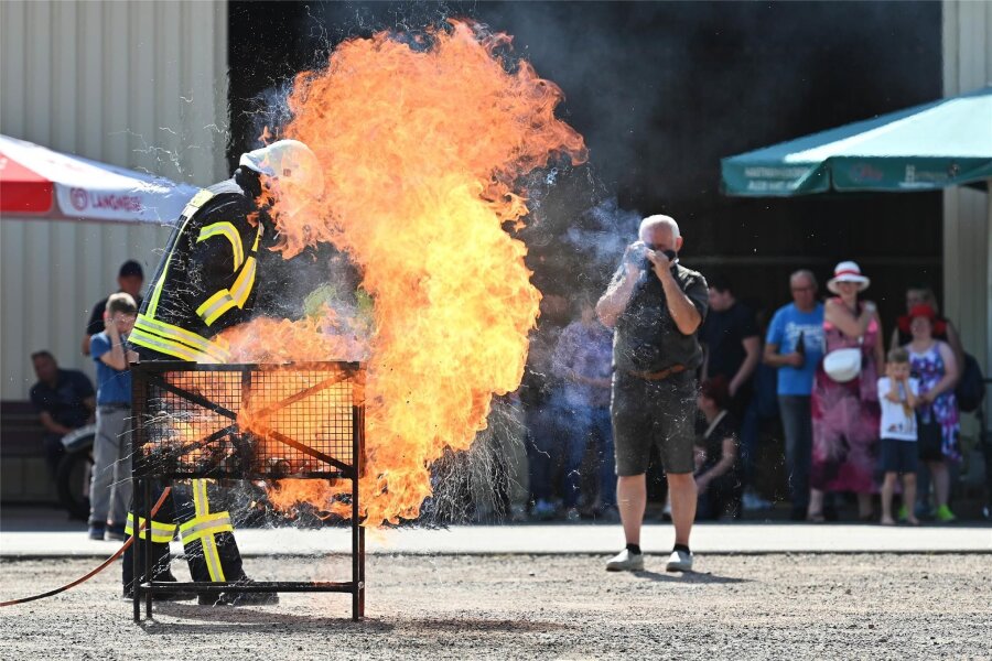 Königsfeld: Beim Feuerwehrfest darf die Spraydose explodieren - Wie eine Spraydose explodiert, wurde beim Feuerwehrfest gezeigt.