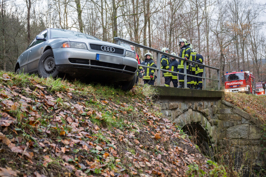 Königswalde: Auto kracht gegen Brückengeländer - Bei einem Verkehrsunfall am Samstag in Königswalde wurden zwei Personen leicht verletzt.