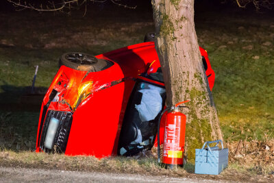 Königswalde: Riskantes Überholmanöver endet im Graben - Der Audi fand sich nach dem Überholmanöver im Straßengraben wieder.
