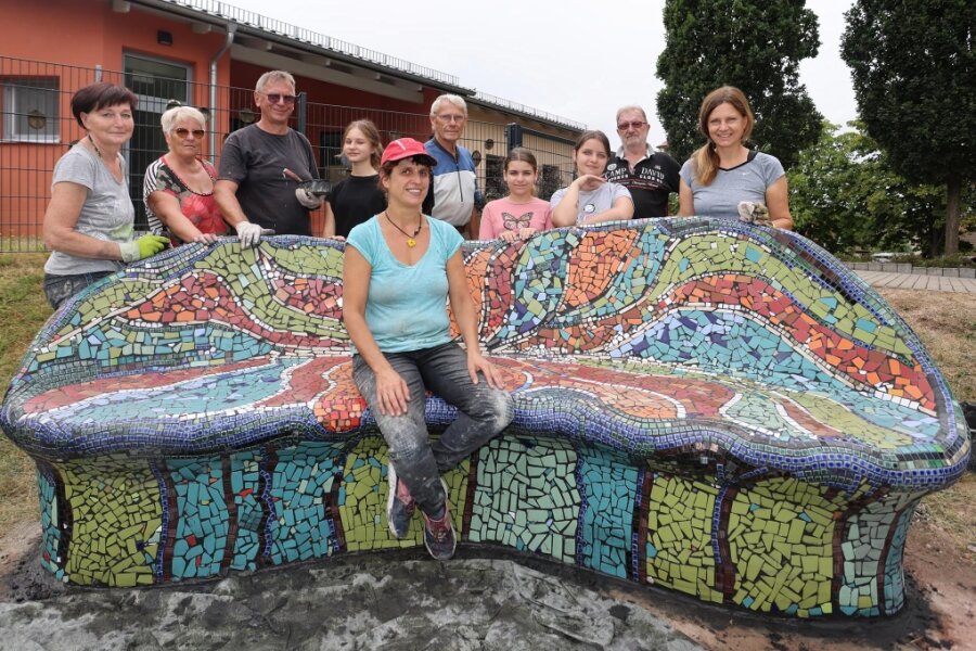 Königswalde: Steinchen für Steinchen zur neuen Bank - Die Königswalder haben gemeinsam mit Mosaikkünstlerin Jana Wolf (Mitte) eine ganz besondere Sitzgelegenheit für ihr Dorf geschaffen.