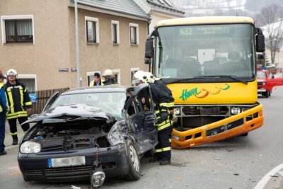 Königswalde: VW kollidiert mit Bus - 
