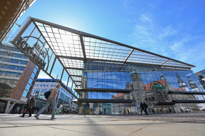 Könnte eine Ausstellung fürs Kulturhauptstadtjahr in den Glasbau der Galeria Kaufhof Chemnitz ziehen? - Auf der Suche nach einem zentralen Platz in Chemnitz: Für ein ungewöhnliches gemeinsames Ausstellungsprojekt mehrerer Museen im Jahr 2025 ist auch der Glasbau ins Visier gerückt, der jetzt noch Galeria Kaufhof beherbergt.