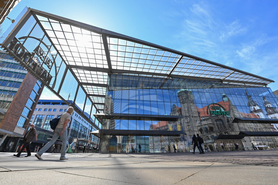 Könnte eine Ausstellung fürs Kulturhauptstadtjahr in den Glasbau der Galeria Kaufhof ziehen? - Auf der Suche nach einem zentralen Platz in Chemnitz: Für ein ungewöhnliches gemeinsames Ausstellungsprojekt mehrerer Museen im Jahr 2025 ist auch der Glasbau ins Visier gerückt, der jetzt noch Galeria Kaufhof beherbergt.
